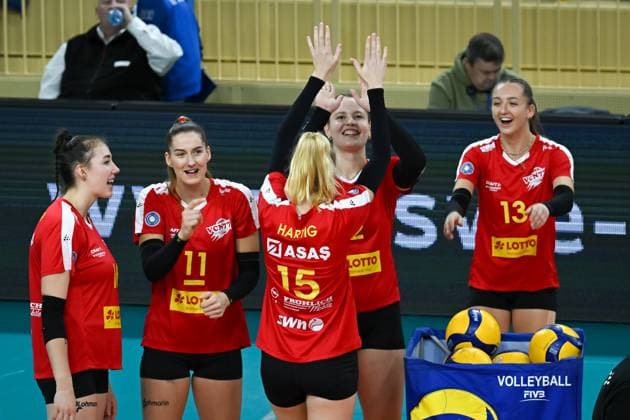 18.11.2023, GER, Volleyball, 1. Bundesliga Frauen 2023 2024 - VC Wiesbaden - VC Neuwied 77 Gute Laune vor dem Spiel bei Maya Sendner, Laura Broekstra (11), Anna Hartig (15), Amelie Strothoff und Lydia Stemmler (13). Wiesbaden Sporthalle am Platz der Deutsche Hessen Deutschland