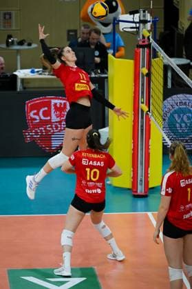 18.11.2023, GER, Volleyball, 1. Bundesliga Frauen 2023 2024 - VC Wiesbaden - VC Neuwied 77 Laura Broekstra (11 Neuwied) springt hoch und macht sich für den Schlag, während des Aufwärmens, bereit. Wiesbaden Sporthalle am Platz der Deutsche Hessen Deutschland
