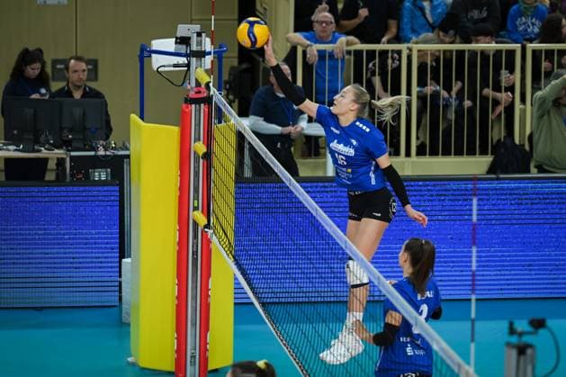 18.11.2023, GER, Volleyball, 1. Bundesliga Frauen 2023 2024 - VC Wiesbaden - VC Neuwied 77 Izabella Rapacz (16 Wiesbaden) spielt den Ball, während des Aufwärmens, über das Netz. Wiesbaden Sporthalle am Platz der Deutsche Hessen Deutschland
