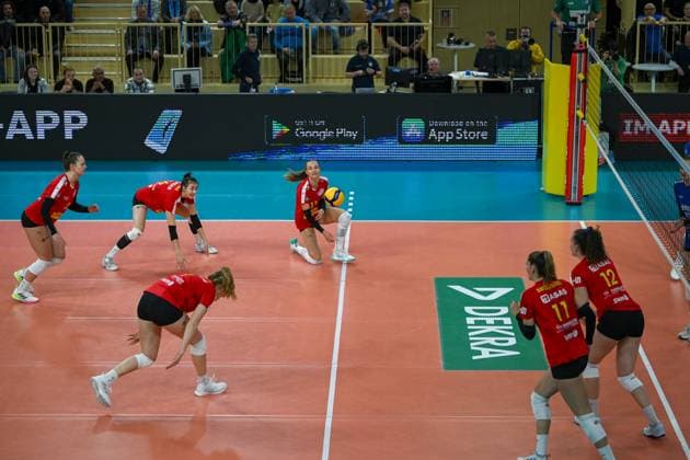 18.11.2023, GER, Volleyball, 1. Bundesliga Frauen 2023 2024 - VC Wiesbaden - VC Neuwied 77 Sinnbildlich für das heutige Spiel der Neuwiederinnen - nimm du ihn, ich habe ihn sicher. Wiesbaden Sporthalle am Platz der Deutsche Hessen Deutschland