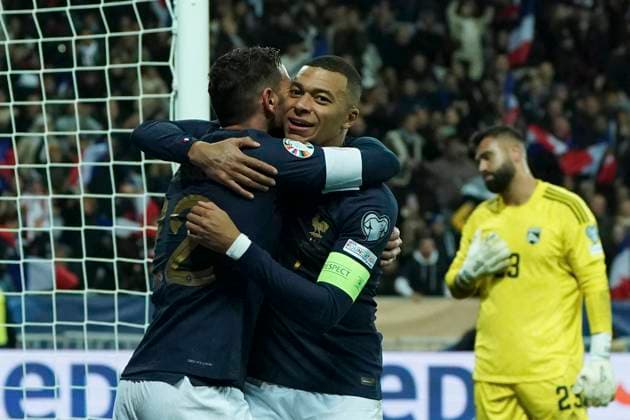 Joie - Kilian MbappÃ (France) - ThÃ o Hernandez (France) FOOTBALL : France vs Gibraltar - Match de qualification pour les Championnats d Europe de l UEFA - Nice - 18 11 2023 NorbertScanella Panoramic 