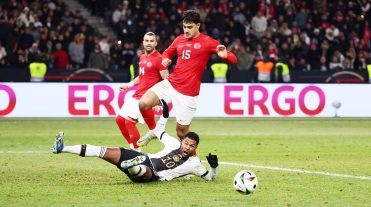 Deutschland - Tuerkei 18.11.2023 Berlin, 18.11.2023, Fussball, Olympiastadion, Länderspiel , Deutschland GER vs. Türkei TUR 2:3 (1:2) , Im Bild; Chance für Deutschland. Serge Gnabry ( 10, D) verpasst den Ball. Ozan Kabak (15, TUR), Abdülkerim Bardakci (14, TUR). , Nur zur redaktionellen Nutzung! . , Gemäß den Vorgaben der DFB Deutscher Fussballbund ist es untersagt, in dem Stadion und oder vom Spiel angefertigte Fotoaufnahmen in Form von Sequenzbildern und oder videoähnlichen Fotostrecken zu verwerten bzw. verwerten zu lassen. , *** Germany Turkey 18 11 2023 Berlin, 18 11 2023, Soccer, Olympiastadion, International match , Germany GER vs Turkey TUR 2 3 1 2 , In the picture chance for Germany Serge Gnabry 10, D misses the ball Ozan Kabak 15, TUR , Abdülkerim Bardakci 14, TUR , For editorial use only , According to the regulations of the DFB German Football Association, it is prohibited to use or have used photographs taken in the stadium and or of the game in the form of sequential images and or video-like photo series,