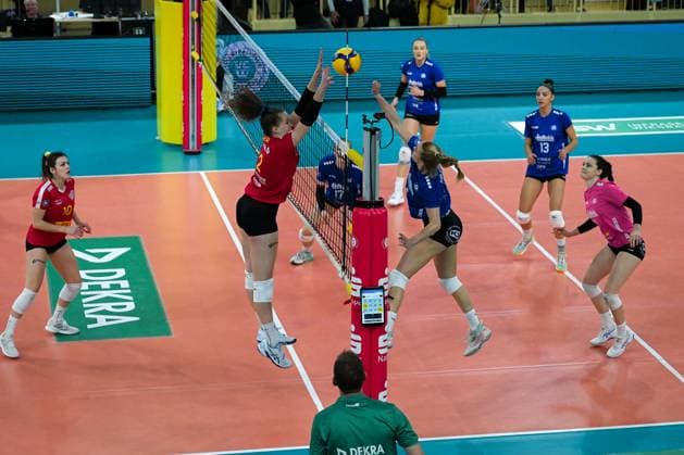 18.11.2023, GER, Volleyball, 1. Bundesliga Frauen 2023 2024 - VC Wiesbaden - VC Neuwied 77 Tanja Großer (4 Wiesbaden) versucht den Ball über Laura Berger (12 Neuwied) zu spielen. Wiesbaden Sporthalle am Platz der Deutsche Hessen Deutschland