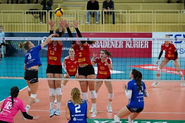 18.11.2023, GER, Volleyball, 1. Bundesliga Frauen 2023 2024 - VC Wiesbaden - VC Neuwied 77 Tanja Großer (4 Wiesbaden) schlägt den Ball über Laura Berger (12 Neuwied) und Amelie Strothoff (2 Neuwied), welche zum Block hochgesprungen sind. Wiesbaden Sporthalle am Platz der Deutsche Hessen Deutschland