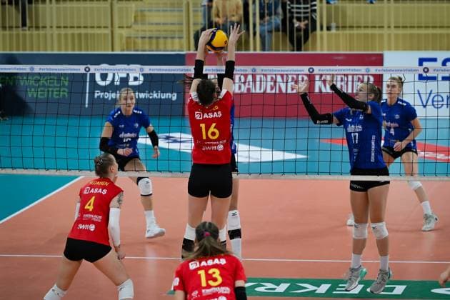 18.11.2023, GER, Volleyball, 1. Bundesliga Frauen 2023 2024 - VC Wiesbaden - VC Neuwied 77 Maya Sendner (16 Neuwied) drückt den Ball am Netz mit ihrer Gegenspielerin. Wiesbaden Sporthalle am Platz der Deutsche Hessen Deutschland
