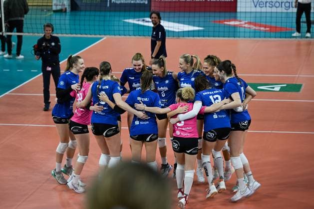 18.11.2023, GER, Volleyball, 1. Bundesliga Frauen 2023 2024 - VC Wiesbaden - VC Neuwied 77 Die Spielerinnen des VC Wiesbaden freuen sich und hüpfen auf dem Spielfeld. Wiesbaden Sporthalle am Platz der Deutsche Hessen Deutschland