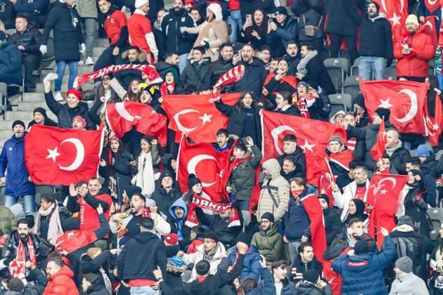 Fans, Publikum, Zuschauer, Stimmung Türkei (TUR), 18.11.2023, Berlin (Deutschland), Fußball, Männer, Deutschland-Türkei, DFB DFL REGULATIONS PROHIBIT ANY USE OF PHOTOGRAPHS AS IMAGE SEQUENCES AND OR QUASI-VIDEO.