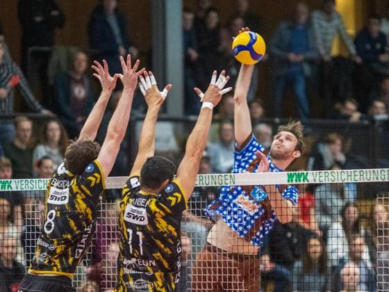 Sport Themen der Woche KW46 Sport Bilder des Tages Angriff . . . Herrschings 6 Filip Big Brother JOHN. Volleyball Herrsching - Dueren. Volleyball DVV-Pokal, WWK Volleys Herrsching - Powervolleys Düren 3:2, Viertelfinale, Saison 2023-2024 . 18.11.2023. in Herrsching, N I K O L A U S H A L L E, Deutschland. Quelle Copyright Credit : Oryk HAIST *** Attack Herrschings 6 Filip Big Brother JOHN Volleyball Herrsching Dueren Volleyball DVV Pokal, WWK Volleys Herrsching Powervolleys Düren 3 2, quarter-final, season 2023 2024 18 11 2023 in Herrsching, N I K O L A U S H A L L E, Germany Source Copyright Credit Oryk HAIST xVB_HER-DUEx