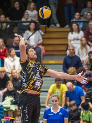 Aufschlag . . . Duerens 11 ANDREI. Volleyball Herrsching - Dueren. Volleyball DVV-Pokal, WWK Volleys Herrsching - Powervolleys Düren 3:2, Viertelfinale, Saison 2023-2024 . 18.11.2023. in Herrsching, N I K O L A U S H A L L E, Deutschland. Quelle Copyright Credit : Oryk HAIST