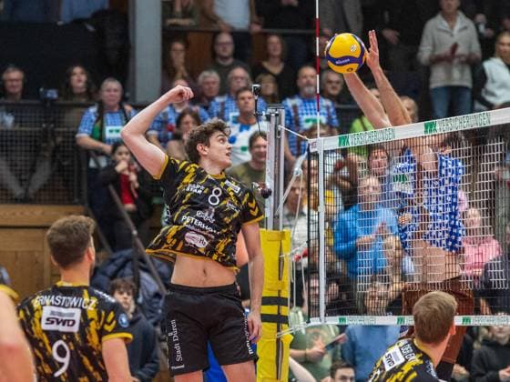 Zu laessig . . . Herrsching blockt Ball von Duerens 8 BAGHDADY. Volleyball Herrsching - Dueren. Volleyball DVV-Pokal, WWK Volleys Herrsching - Powervolleys Düren 3:2, Viertelfinale, Saison 2023-2024 . 18.11.2023. in Herrsching, N I K O L A U S H A L L E, Deutschland. Quelle Copyright Credit : Oryk HAIST