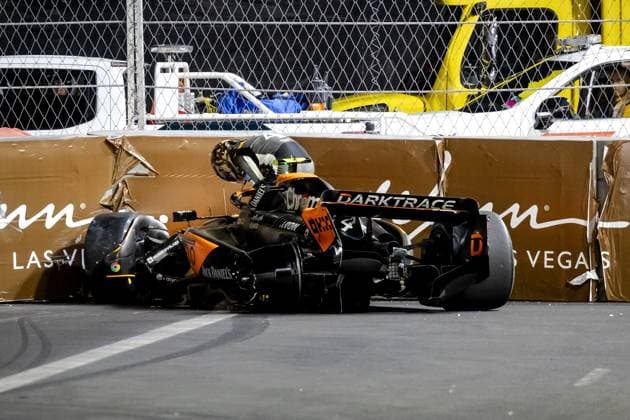 Sport Themen der Woche KW46 Sport Bilder des Tages LAS VEGAS - Lando Norris (McLaren) after his crash during the Las Vegas Formula 1 Grand Prix at the Las Vegas Strip Circuit in Nevada. ANP SEM VAN DER WAL F1 Grand Prix of Las Vegas 2022 23 xVIxANPxSportx xxANPxIVx 484231086 originalFilename: 484231086.jpg