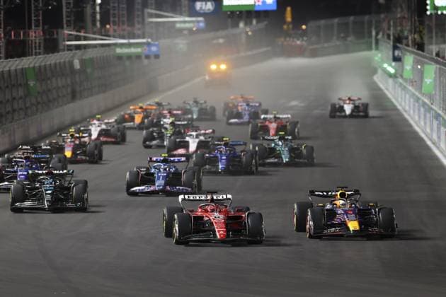 16 LECLERC Charles (mco), Scuderia Ferrari SF-23, action 01 VERSTAPPEN Max (nld), Red Bull Racing RB19, action start of the race, depart, during the 2023 Formula 1 Heineken Silver Las Vegas Grand Prix, 21th round of the 2023 Formula One World Championship, WM, Weltmeisterschaft from November 17 to 19, 2023 on the Las Vegas Strip Circuit, in Las Vegas, USA - F1 - LAS VEGAS GRAND PRIX 2023 - RACE DPPI Panoramic 20231119070359_AV3_8647