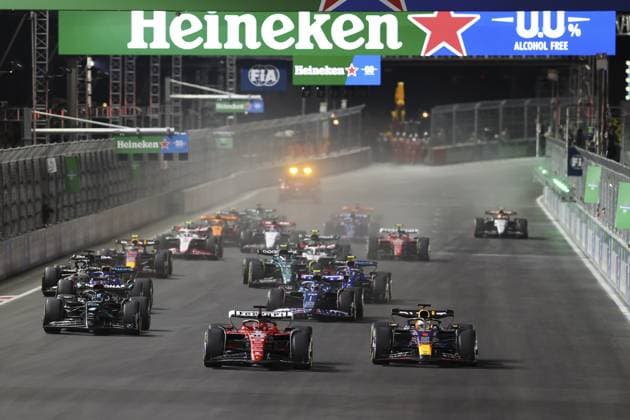 Sport Bilder des Tages 16 LECLERC Charles (mco), Scuderia Ferrari SF-23, action 01 VERSTAPPEN Max (nld), Red Bull Racing RB19, action start of the race, depart, during the 2023 Formula 1 Heineken Silver Las Vegas Grand Prix, 21th round of the 2023 Formula One World Championship, WM, Weltmeisterschaft from November 17 to 19, 2023 on the Las Vegas Strip Circuit, in Las Vegas, USA - F1 - LAS VEGAS GRAND PRIX 2023 - RACE DPPI Panoramic 20231119070358_AV3_8642