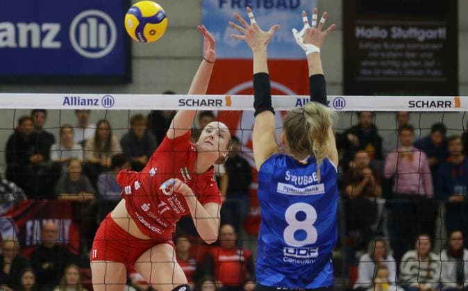 Sport Bilder des Tages Stuttgart , Volleyball Bundesliga Frauen , Allianz MTV Stuttgart vs. Dresdner SC , links: Grace Elisabeth Frohling ( Dresden )