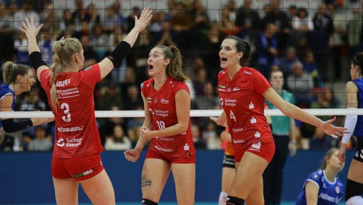 Stuttgart , Volleyball Bundesliga Frauen , Allianz MTV Stuttgart vs. Dresdner SC , Jubel Dresden , von links: Hester Jasper Sarah Straube Nathalie Lemmens