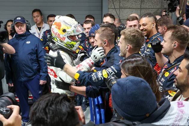 Winner des Grossen Preis von Las Vegas, Max Verstappen (Red Bull) bedankt sich bei seinem Team, Rennen, Grosser Preis von Las Vegas, Motorsport, Herren, Formel 1, 18.11.2023 Las Vegas Nevada USA