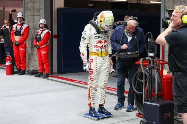 Winner des Grossen Preis von Las Vegas, Max Verstappen (Red Bull) wird gewogen, Rennen, Grosser Preis von Las Vegas, Motorsport, Herren, Formel 1, 18.11.2023 Las Vegas Nevada USA