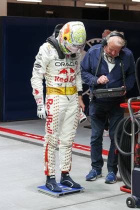 Winner des Grossen Preis von Las Vegas, Max Verstappen (Red Bull) wird gewogen, Rennen, Grosser Preis von Las Vegas, Motorsport, Herren, Formel 1, 18.11.2023 Las Vegas Nevada USA