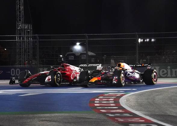 18.11.2023, Las Vegas Street Circuit, Las Vegas, FORMULA 1 HEINEKEN SILVER LAS VEGAS GRAND PRIX 2023 ,im Bild Max Verstappen (NLD), Oracle Red Bull Racing, Charles Leclerc (MCO), Scuderia Ferrari Las Vegas Las Vegas Street Circuit United States