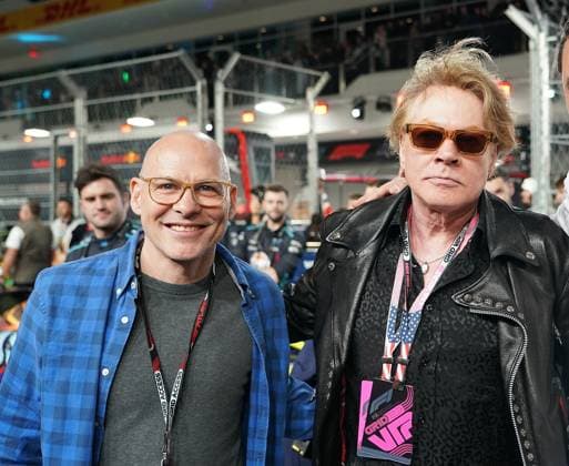 18.11.2023, Las Vegas Street Circuit, Las Vegas, FORMULA 1 HEINEKEN SILVER LAS VEGAS GRAND PRIX 2023 ,im Bild Guns N™ Roses Sänger Axl Rose mit Rennfahrer Jacques Villeneuve Las Vegas Las Vegas Street Circuit United States