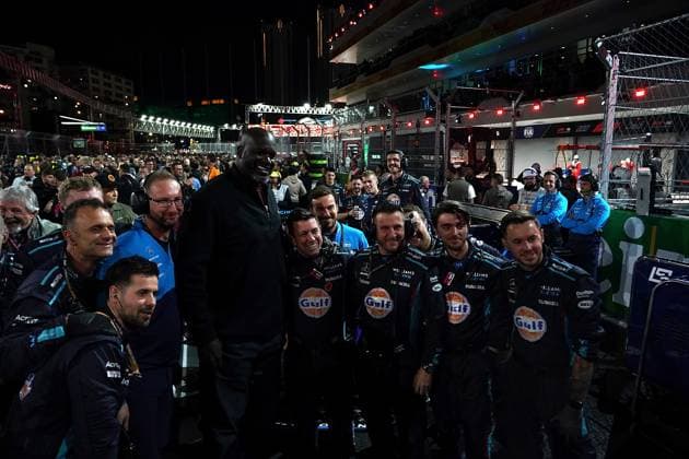 FORMULA 1 HEINEKEN SILVER LAS VEGAS GRAND PRIX 2023 18.11.2023, Las Vegas Street Circuit, Las Vegas, FORMULA 1 HEINEKEN SILVER LAS VEGAS GRAND PRIX 2023 ,im Bild Basketballer Shaquille O™Neal mit den Williams Mechanikern.