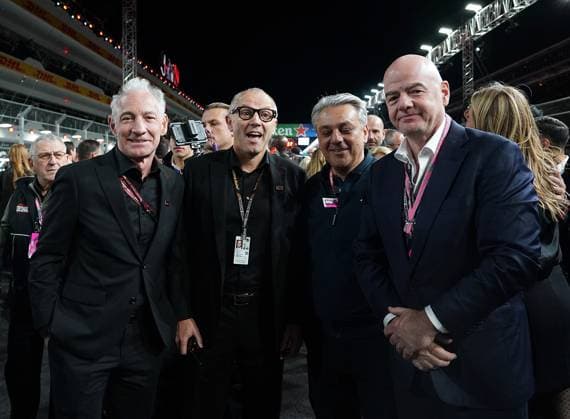 18.11.2023, Las Vegas Street Circuit, Las Vegas, FORMULA 1 HEINEKEN SILVER LAS VEGAS GRAND PRIX 2023 ,im Bild Greg Maffei (Präsident und Chief Executive Officer von Liberty Media), Formel 1 Chef Stefano Domenicali, Geschäftsführer von Renault Luca de Meo, FIFA Präsident Giovanni Infantino. Las Vegas Las Vegas Street Circuit United States