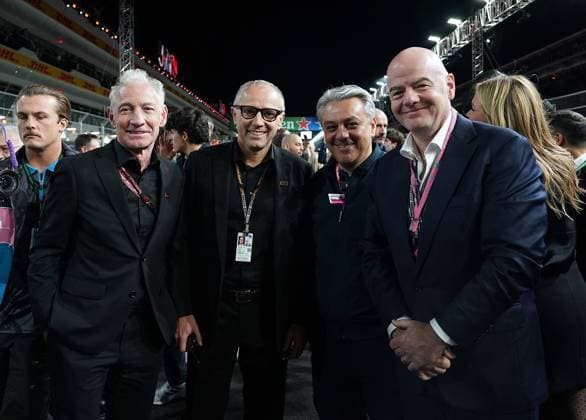 18.11.2023, Las Vegas Street Circuit, Las Vegas, FORMULA 1 HEINEKEN SILVER LAS VEGAS GRAND PRIX 2023 ,im Bild Greg Maffei (Präsident und Chief Executive Officer von Liberty Media), Formel 1 Chef Stefano Domenicali, Geschäftsführer von Renault Luca de Meo, FIFA Präsident Giovanni Infantino. Las Vegas Las Vegas Street Circuit United States