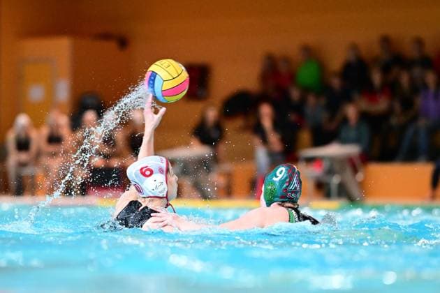 Wasserball I Frauen I Saison 2023-2024 I Bundesliga I 4. Spieltag I Eimsbütteler TV - SSV Esslingen I 18.11.2023 Pannasch, Pauline (ETV Wasserball) gegen 9 Neubert, Nele Hamburg Schwimmhalle Inselpark Wilhelmsburg Hamburg Deutschland