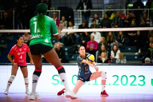 18.11.2023, Sporthalle Berg Fidel, Münster Muenster Volleyball, Bundesliga Frauen, Hauptrunde, USC Münster Muenster vs. SC Potsdam Annahme Rodica Buterez ( 12 Potsdam)