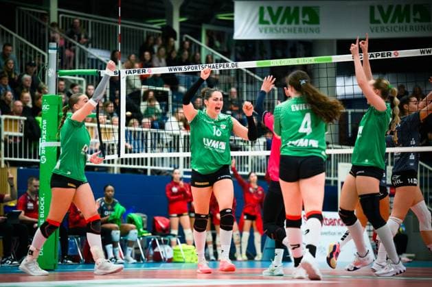 18.11.2023, Sporthalle Berg Fidel, Münster Muenster Volleyball, Bundesliga Frauen, Hauptrunde, USC Münster Muenster vs. SC Potsdam Jubel Elena Kömmling Koemmling ( 7 Muenster), Mikala Mogensen ( 16 Muenster), Jenna Ewert ( 4 Muenster), Zoe Fleck ( 1 Muenster), Amalie Jorgensen ( 10 Muenster)