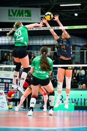 18.11.2023, Sporthalle Berg Fidel, Münster Muenster Volleyball, Bundesliga Frauen, Hauptrunde, USC Münster Muenster vs. SC Potsdam Angriff Amalie Jorgensen ( 10 Muenster) - Block Anastasia Cekulaev ( 14 Potsdam)