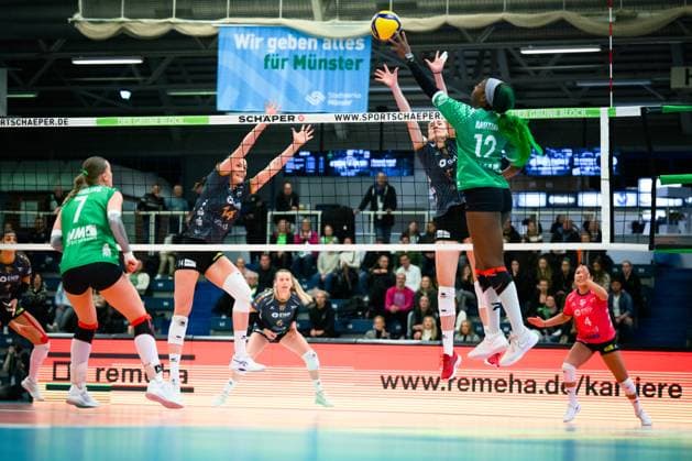 18.11.2023, Sporthalle Berg Fidel, Münster Muenster Volleyball, Bundesliga Frauen, Hauptrunde, USC Münster Muenster vs. SC Potsdam Angriff Gloria Destiny Mutiri ( 12 Muenster) - Doppelblock Block Anastasia Cekulaev ( 14 Potsdam), Rodica Buterez ( 12 Potsdam)