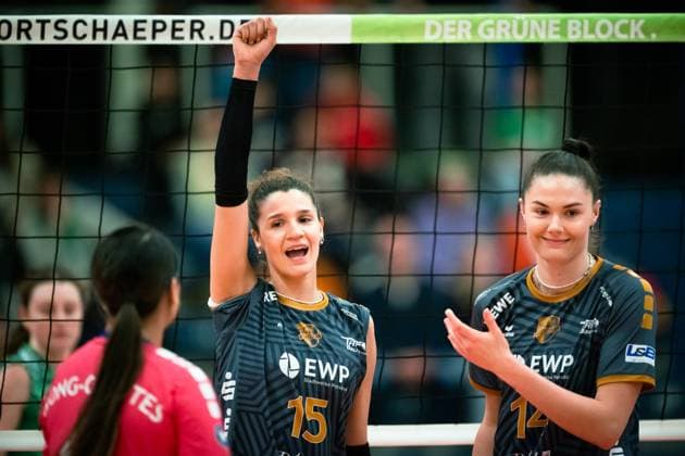 18.11.2023, Sporthalle Berg Fidel, Münster Muenster Volleyball, Bundesliga Frauen, Hauptrunde, USC Münster Muenster vs. SC Potsdam Jubel Justine Wong-Orantes ( 4 Potsdam), Raquel Lazaro Castellanos ( 15 Potsdam), Anastasia Cekulaev ( 14 Potsdam)