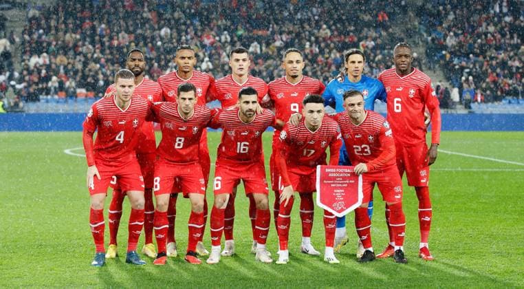 Foto Manuel Geisser 18.11. 2023 Stadion St.Jakob Park Basel , SCHWEIZ , Saison 2023 2024 Herren Fussball EM Qualifikation Gruppenphase Schweiz - Kosovo Oben vl. Ulisses Garcia , Manuel Akanji , Granit Xhaka , Noah Okafor , Torwart Yann Sommer und Denis Zakaria . Unten vl. Nico Elvedi , Remo Freuler , Eray Coemert , Ruben Vargas und Xherdan Shaqiri (Schweiz)