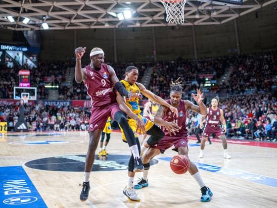 Sport Themen der Woche KW46 Isaac Bonga (Bayern Muenchen, 09), Jaren Lewis (MHP Riesen Ludwigsburg, 08), Devin Booker (Bayern Muenchen, 31), GER, FC Bayern Muenchen (FCB) vs. MHP Riesen Ludwigsburg, Basketball, Bundesliga, easycredit, 8. Spieltag, Spielzeit 2023 2024, 19.11.2023, GER, FC Bayern Muenchen (FCB) vs. MHP Riesen Ludwigsburg, Basketball, Bundesliga, easycredit, 8. Spieltag, Spielzeit 2023 2024, 19.11.2023 Muenchen *** Isaac Bonga Bayern Muenchen, 09 , Jaren Lewis MHP Riesen Ludwigsburg, 08 , Devin Booker Bayern Muenchen, 31 , GER, FC Bayern Muenchen FCB vs MHP Riesen Ludwigsburg, Basketball, Bundesliga, easycredit, Matchday 8, Season 2023 2024, 19 11 2023, GER, FC Bayern Muenchen FCB vs MHP Riesen Ludwigsburg, Basketball, Bundesliga, easycredit, Matchday 8, Season 2023 2024, 19 11 2023 Muenchen Copyright: xEibner-Pressefoto SaschaxWaltherx EP_EER