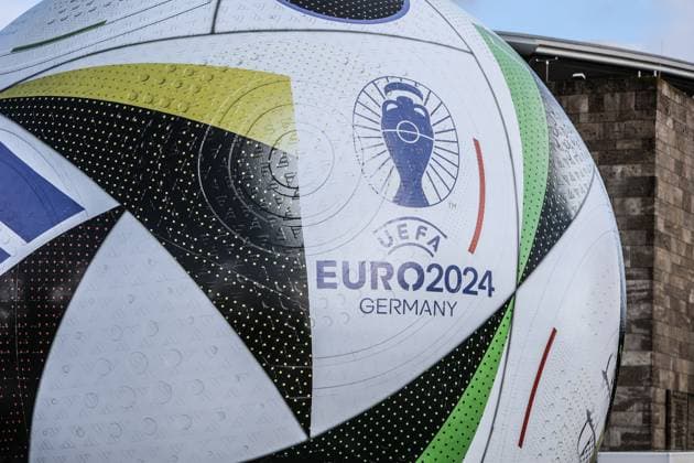 Fussball, DFB Nationalmannschaft Saison 2023 24 Deutsche Nationalspieler auf dem Maifeld in der Adidas Fussballliebe Drop Zone wo der offizielle EM Ball der Euro 2024 präsentiert wurde 19.11.2023, Olympiastadion Berlin Fussballliebe Spielball der Europameisterschaft von Adidas mit dem Logo der UEFA EURO, EM, Europameisterschaft,Fussball 2024 Berlin Olympiastadion Berlin Berlin Deutschland