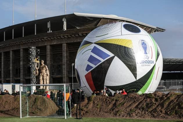Fussball, DFB Nationalmannschaft Saison 2023 24 Deutsche Nationalspieler auf dem Maifeld in der Adidas Fussballliebe Drop Zone wo der offizielle EM Ball der Euro 2024 präsentiert wurde 19.11.2023, Olympiastadion Berlin Fussballliebe Spielball der Europameisterschaft von Adidas Berlin Olympiastadion Berlin Berlin Deutschland