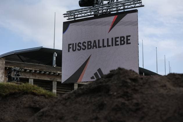 Fussball, DFB Nationalmannschaft Saison 2023 24 Deutsche Nationalspieler auf dem Maifeld in der Adidas Fussballliebe Drop Zone wo der offizielle EM Ball der Euro 2024 präsentiert wurde 19.11.2023, Olympiastadion Berlin Banner Aufschrift Fussballliebe Berlin Olympiastadion Berlin Berlin Deutschland