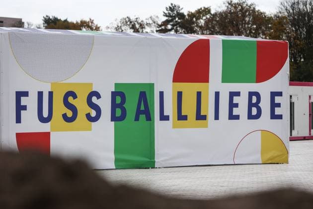 Fussball, DFB Nationalmannschaft Saison 2023 24 Deutsche Nationalspieler auf dem Maifeld in der Adidas Fussballliebe Drop Zone wo der offizielle EM Ball der Euro 2024 präsentiert wurde 19.11.2023, Olympiastadion Berlin Ein Plakat mit der Aufschrift Fussballliebe Berlin Olympiastadion Berlin Berlin Deutschland