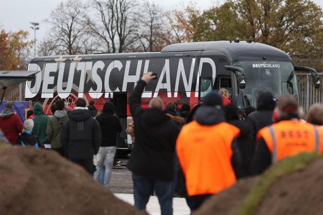 Fussball, DFB Nationalmannschaft Saison 2023 24 Deutsche Nationalspieler auf dem Maifeld in der Adidas Fussballliebe Drop Zone wo der offizielle EM Ball der Euro 2024 präsentiert wurde 19.11.2023, Olympiastadion Berlin Der Teambus der Deutschen Nationalelf Berlin Olympiastadion Berlin Berlin Deutschland