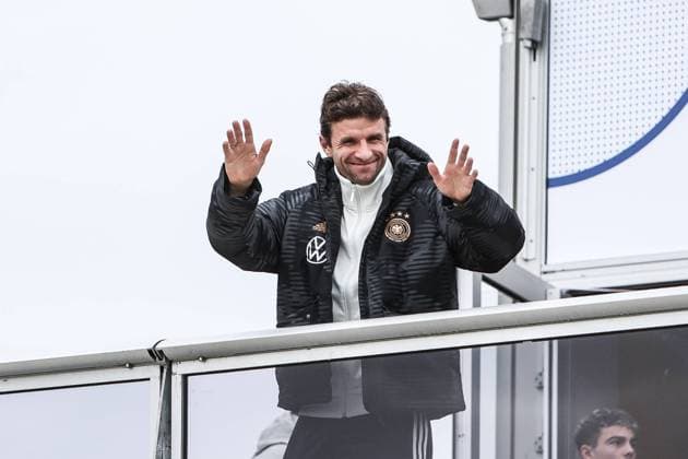 Fussball, DFB Nationalmannschaft Saison 2023 24 Deutsche Nationalspieler auf dem Maifeld in der Adidas Fussballliebe Drop Zone wo der offizielle EM Ball der Euro 2024 präsentiert wurde 19.11.2023, Olympiastadion Berlin Thomas Müller (Deutschland, 13) Berlin Olympiastadion Berlin Berlin Deutschland