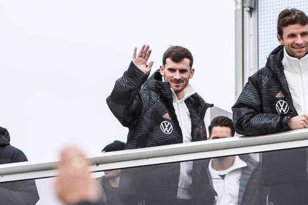 Fussball, DFB Nationalmannschaft Saison 2023 24 Deutsche Nationalspieler auf dem Maifeld in der Adidas Fussballliebe Drop Zone wo der offizielle EM Ball der Euro 2024 präsentiert wurde 19.11.2023, Olympiastadion Berlin Pascal Gross (Deutschland, 14) Berlin Olympiastadion Berlin Berlin Deutschland