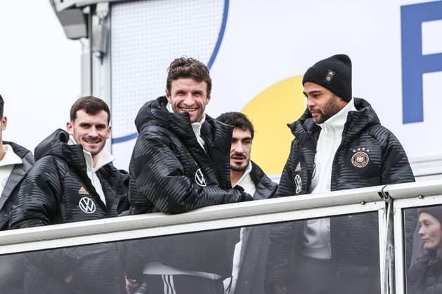 Fussball, DFB Nationalmannschaft Saison 2023 24 Deutsche Nationalspieler auf dem Maifeld in der Adidas Fussballliebe Drop Zone wo der offizielle EM Ball der Euro 2024 präsentiert wurde 19.11.2023, Olympiastadion Berlin Pascal Gross (Deutschland, 14) Thomas Müller (Deutschland, 13) Serge Gnabry (Deutschland, 10) Berlin Olympiastadion Berlin Berlin Deutschland