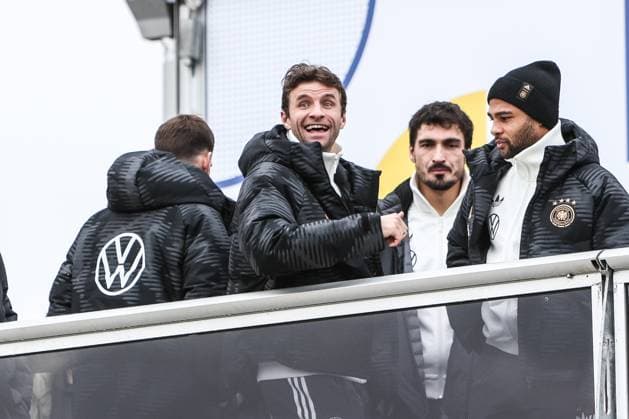 Fussball, DFB Nationalmannschaft Saison 2023 24 Deutsche Nationalspieler auf dem Maifeld in der Adidas Fussballliebe Drop Zone wo der offizielle EM Ball der Euro 2024 präsentiert wurde 19.11.2023, Olympiastadion Berlin Thomas Müller (Deutschland, 13) Berlin Olympiastadion Berlin Berlin Deutschland