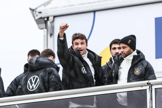 Fussball, DFB Nationalmannschaft Saison 2023 24 Deutsche Nationalspieler auf dem Maifeld in der Adidas Fussballliebe Drop Zone wo der offizielle EM Ball der Euro 2024 präsentiert wurde 19.11.2023, Olympiastadion Berlin Thomas Müller (Deutschland, 13) Berlin Olympiastadion Berlin Berlin Deutschland