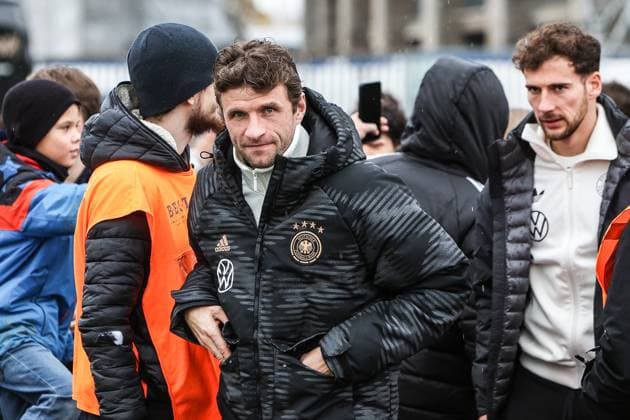Fussball, DFB Nationalmannschaft Saison 2023 24 Deutsche Nationalspieler auf dem Maifeld in der Adidas Fussballliebe Drop Zone wo der offizielle EM Ball der Euro 2024 präsentiert wurde 19.11.2023, Olympiastadion Berlin Thomas Müller (Deutschland, 13) Berlin Olympiastadion Berlin Berlin Deutschland