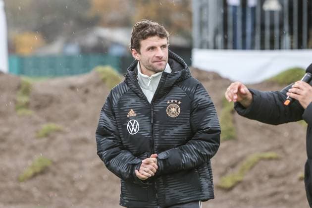 Fussball, DFB Nationalmannschaft Saison 2023 24 Deutsche Nationalspieler auf dem Maifeld in der Adidas Fussballliebe Drop Zone wo der offizielle EM Ball der Euro 2024 präsentiert wurde 19.11.2023, Olympiastadion Berlin Thomas Müller (Deutschland, 13) Berlin Olympiastadion Berlin Berlin Deutschland