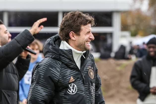 Fussball, DFB Nationalmannschaft Saison 2023 24 Deutsche Nationalspieler auf dem Maifeld in der Adidas Fussballliebe Drop Zone wo der offizielle EM Ball der Euro 2024 präsentiert wurde 19.11.2023, Olympiastadion Berlin Thomas Müller (Deutschland, 13) Berlin Olympiastadion Berlin Berlin Deutschland