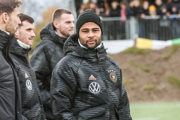 Fussball, DFB Nationalmannschaft Saison 2023 24 Deutsche Nationalspieler auf dem Maifeld in der Adidas Fussballliebe Drop Zone wo der offizielle EM Ball der Euro 2024 präsentiert wurde 19.11.2023, Olympiastadion Berlin Serge Gnabry (Deutschland, 10) Berlin Olympiastadion Berlin Berlin Deutschland
