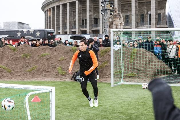 Fussball, DFB Nationalmannschaft Saison 2023 24 Deutsche Nationalspieler auf dem Maifeld in der Adidas Fussballliebe Drop Zone wo der offizielle EM Ball der Euro 2024 präsentiert wurde 19.11.2023, Olympiastadion Berlin X Berlin Olympiastadion Berlin Berlin Deutschland